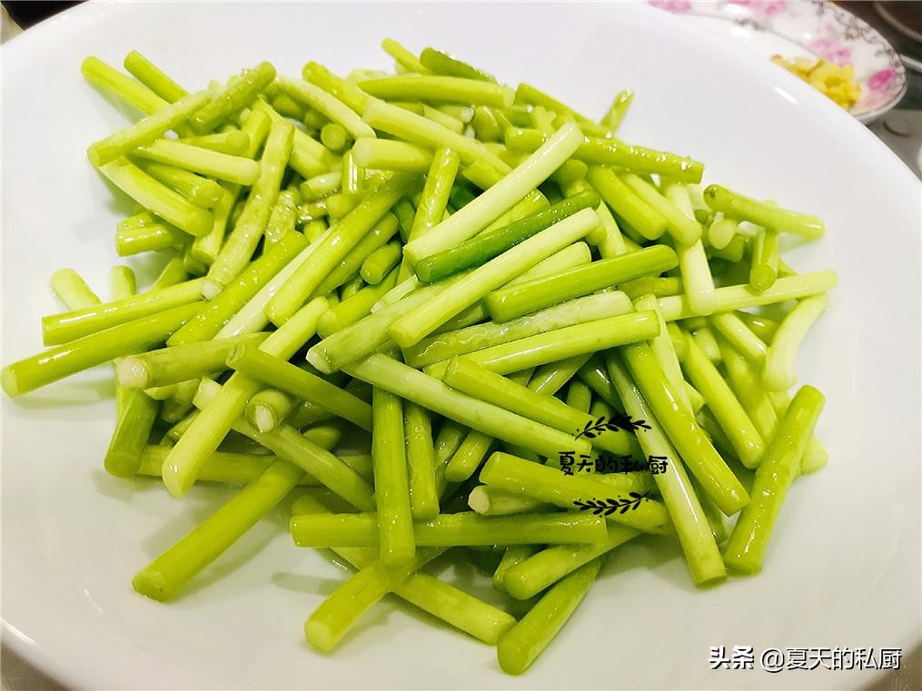 怎样使炒好的蒜苔持久不变色,蒜苔有点老怎么炒好吃