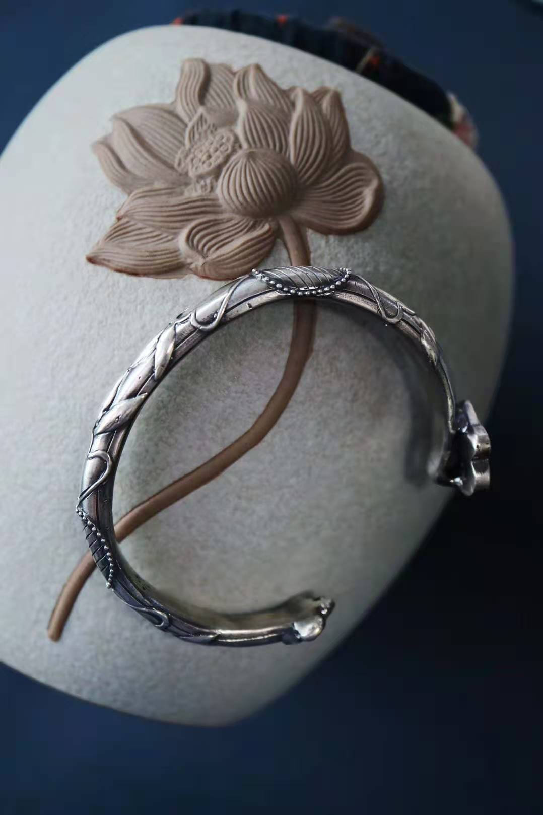 白底青手镯适合多大年纪戴,小圆条手镯适合什么年纪的人