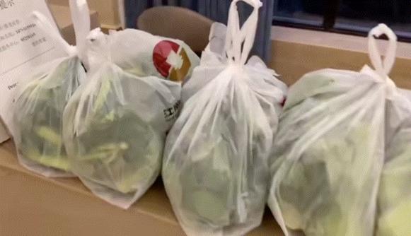 暖心居民为社区工作人员送物资,暖心常州