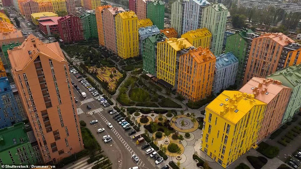 乌克兰有个五彩缤纷的“舒适小镇”，仿佛现实版乐高城市，位于首都基辅；由180栋公寓楼组成，月售两百套房