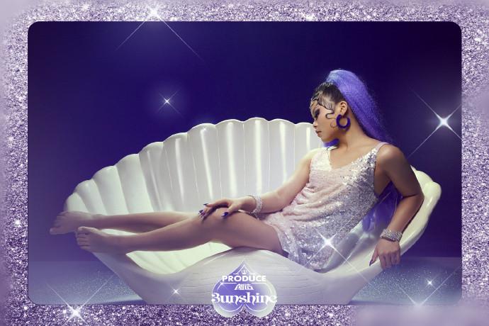 “最丑女团”cindy登台走秀，亮片衫配黑裤，气场不输专业模特