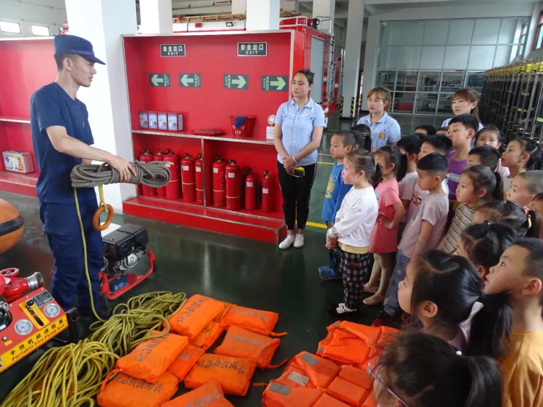 和消防员一起过六一儿童节,六一消防童行