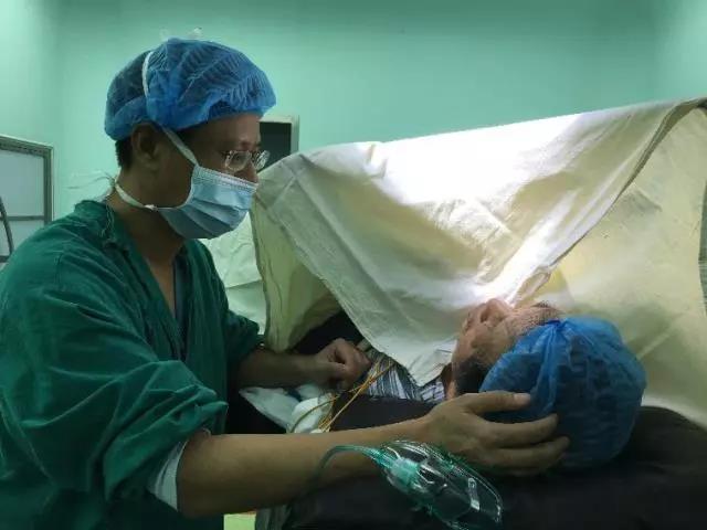 84岁老人股骨骨折了适合做手术吗,84岁股骨颈骨折手术