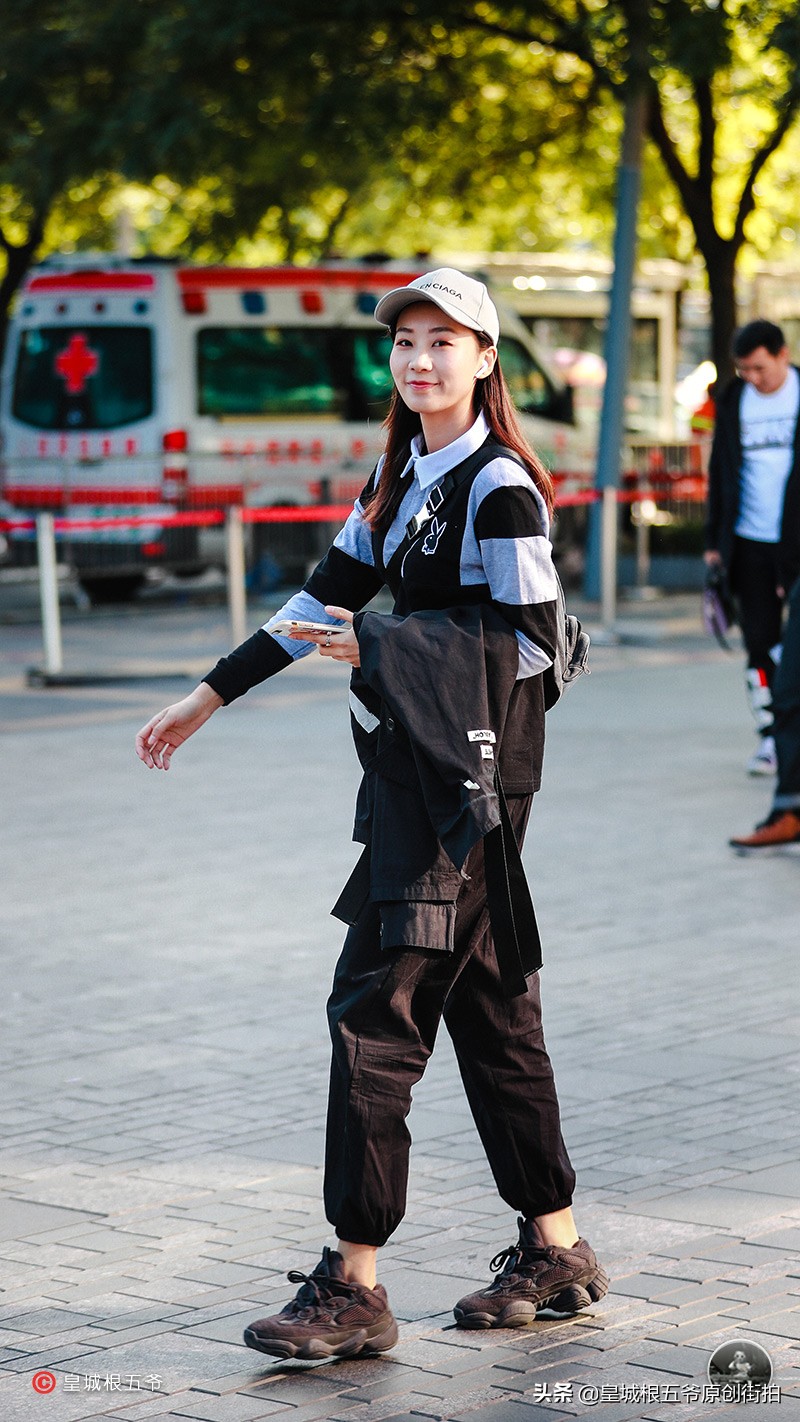 时尚可以衬托出你的美,时尚是一种使人们与众不同的东西