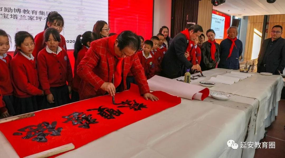 一群上海和延安的书画名家，今天走进了延安一所民办小学！