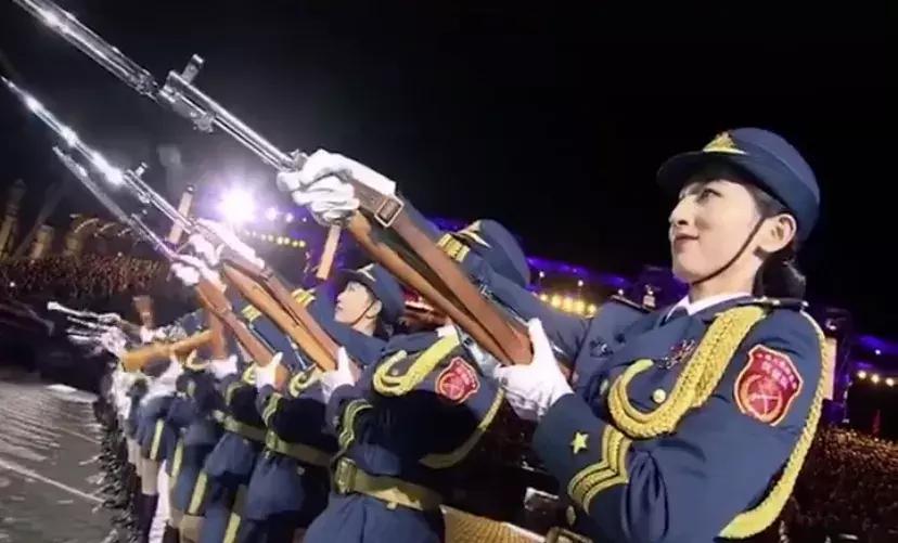 最美坦克女兵对比照,坦克女兵曾经的照片