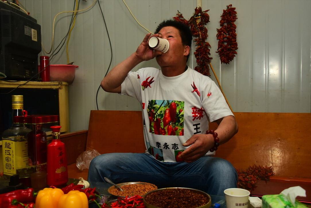 中国辣王李永志吃碎辣椒配白酒,中国辣王李永志讲哪里最能吃辣椒