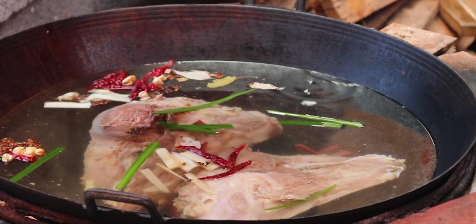 猪头肉这样吃才叫爽，农村大锅一炖，大块吃肉，口感丰富有食欲