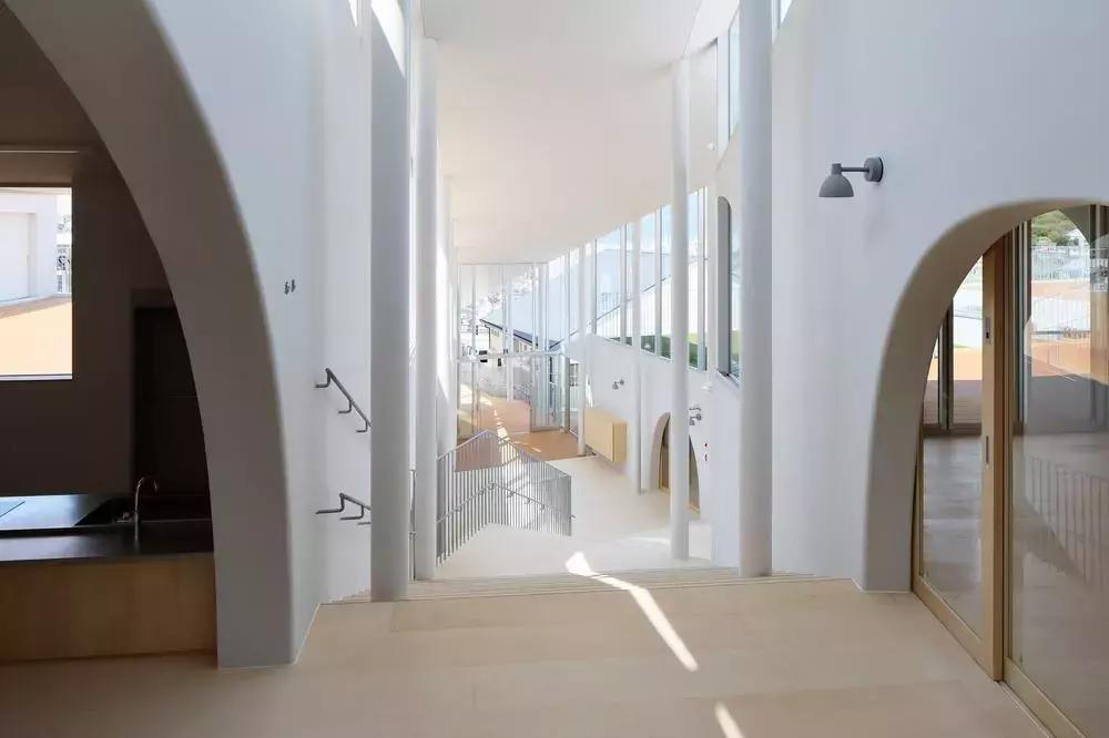 日本幼儿园户外设计效果图,斜坡幼儿园设计