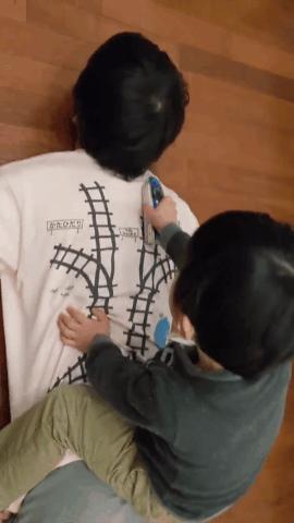 因为疫情在家办公的软件工程师，发明了一件让娃帮你按摩的T恤