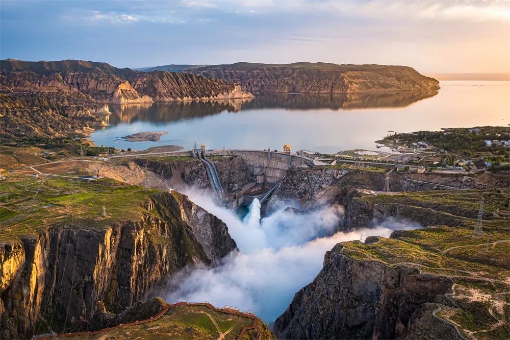 航拍夕阳下最美河流,航拍长江入海口