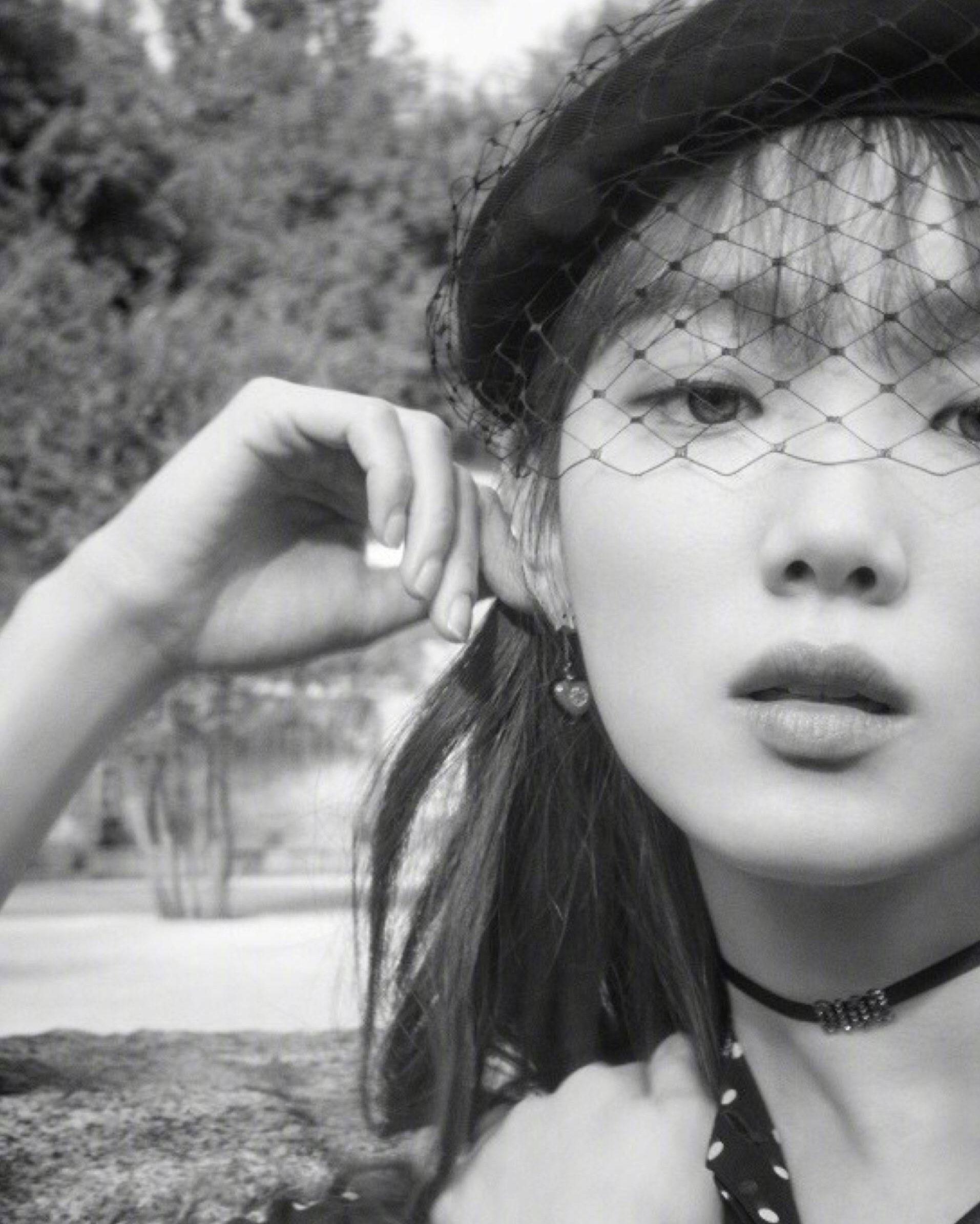 李圣经粉色衣服走秀,李圣经走秀照片