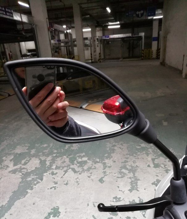 提贝纳利银刃250，售价2万3，刹车疲软，提速如绵羊，后视镜缩水