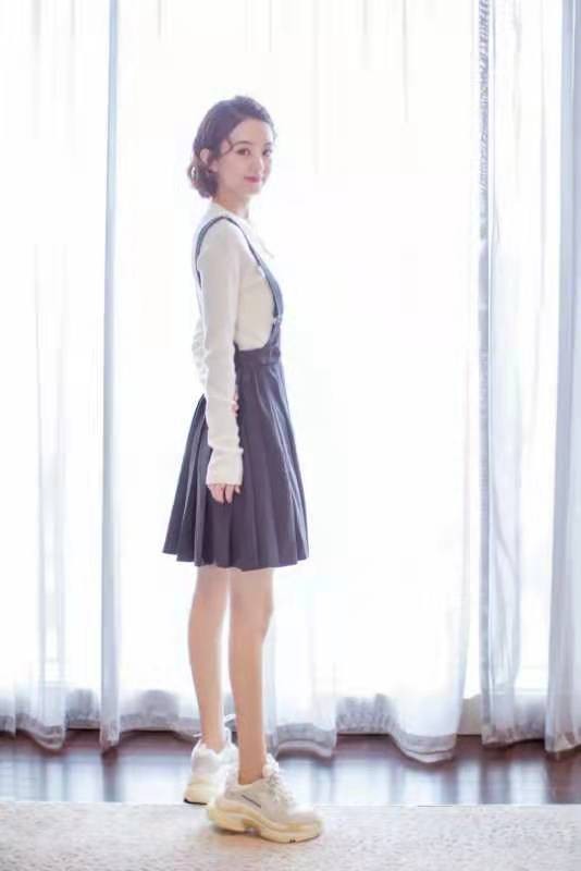 高梵黑金鹅绒服赵丽颖,赵丽颖黑色露肩礼服变时尚辣妈