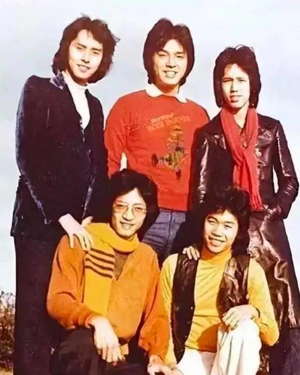 歌手开嗓的奇葩方式：徐小凤喝辣椒油、谭咏麟喝冰水、王爱华喝酒