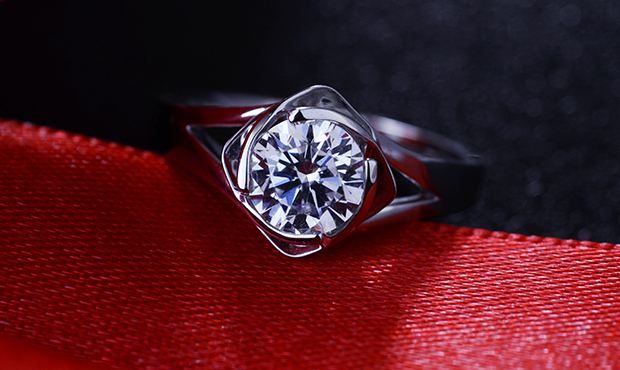 如何选择求婚钻戒,18k钻戒戒托变色怎么办