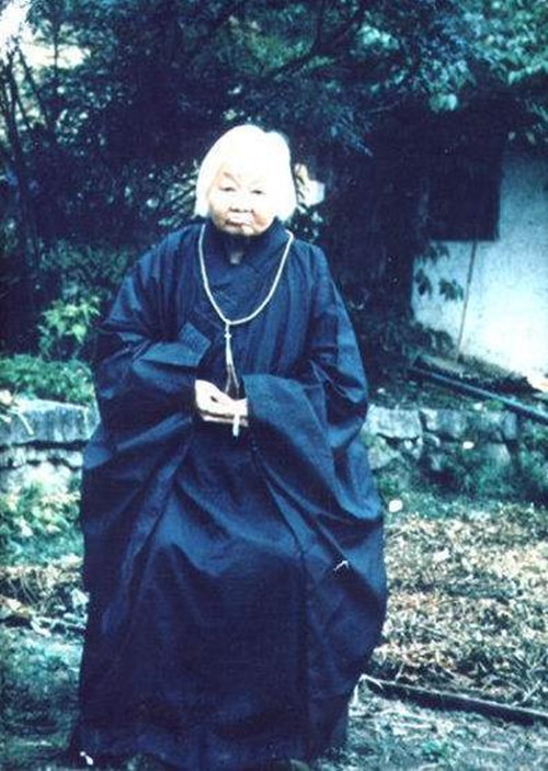 富家小姐出家85岁成肉身菩萨,女尼姑成肉身佛后长出头发