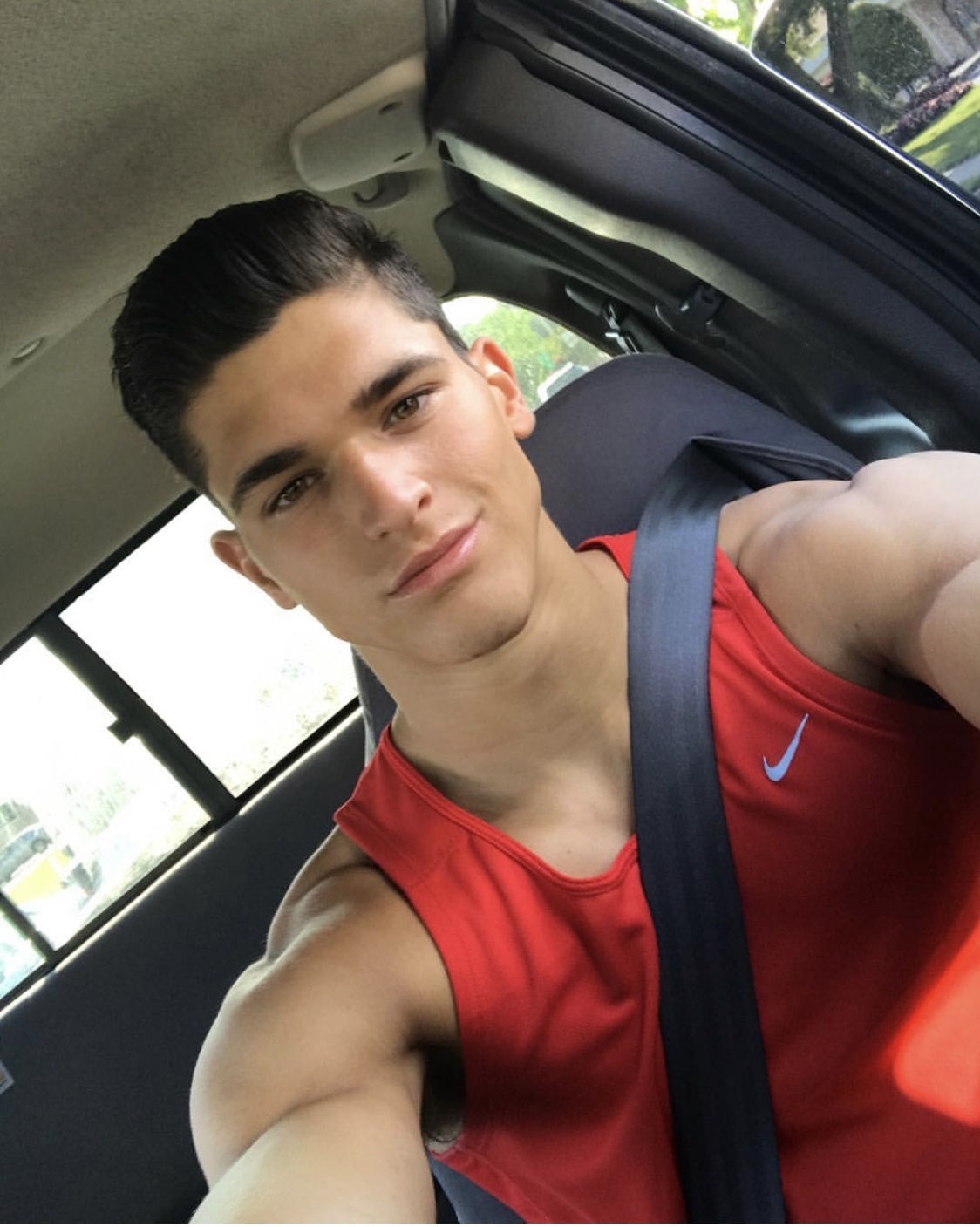 完成学业重新复出，黄金比例的小狼男模狗能否通过时尚的重新洗牌