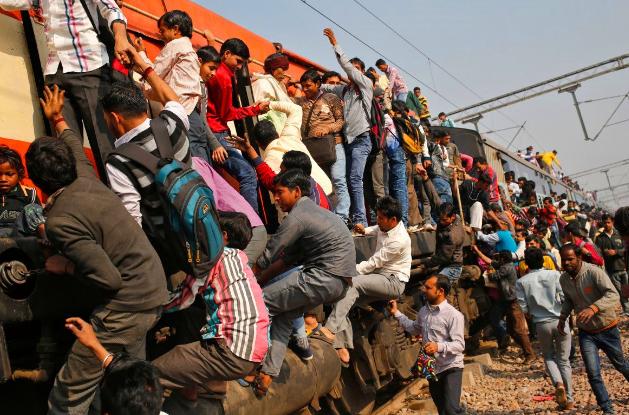 中国女游客在印度买冰棍，导游为何抢来就扔垃圾桶：真不要命了？