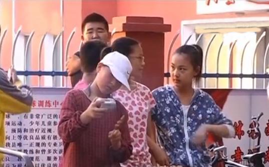 父亲离世母亲改嫁靠小姑摆地摊,父亲离家母亲智障