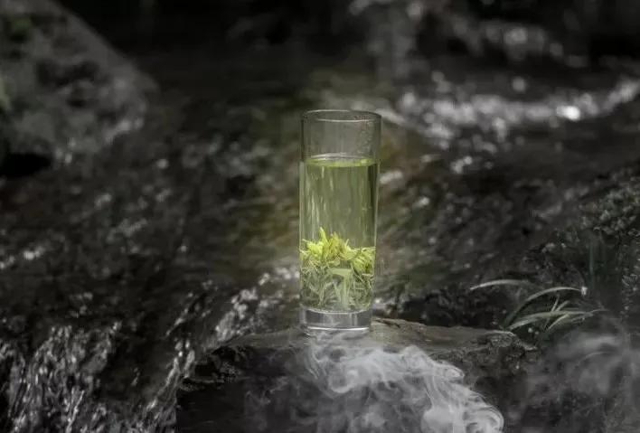 一杯清冽的酒,一杯清茗静心