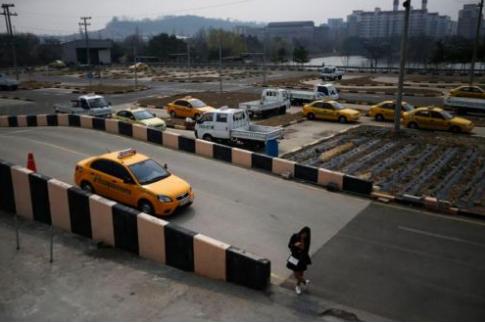 练车把教练车撞坏了要学员赔钱吗,驾校车撞坏了教练要赔钱吗