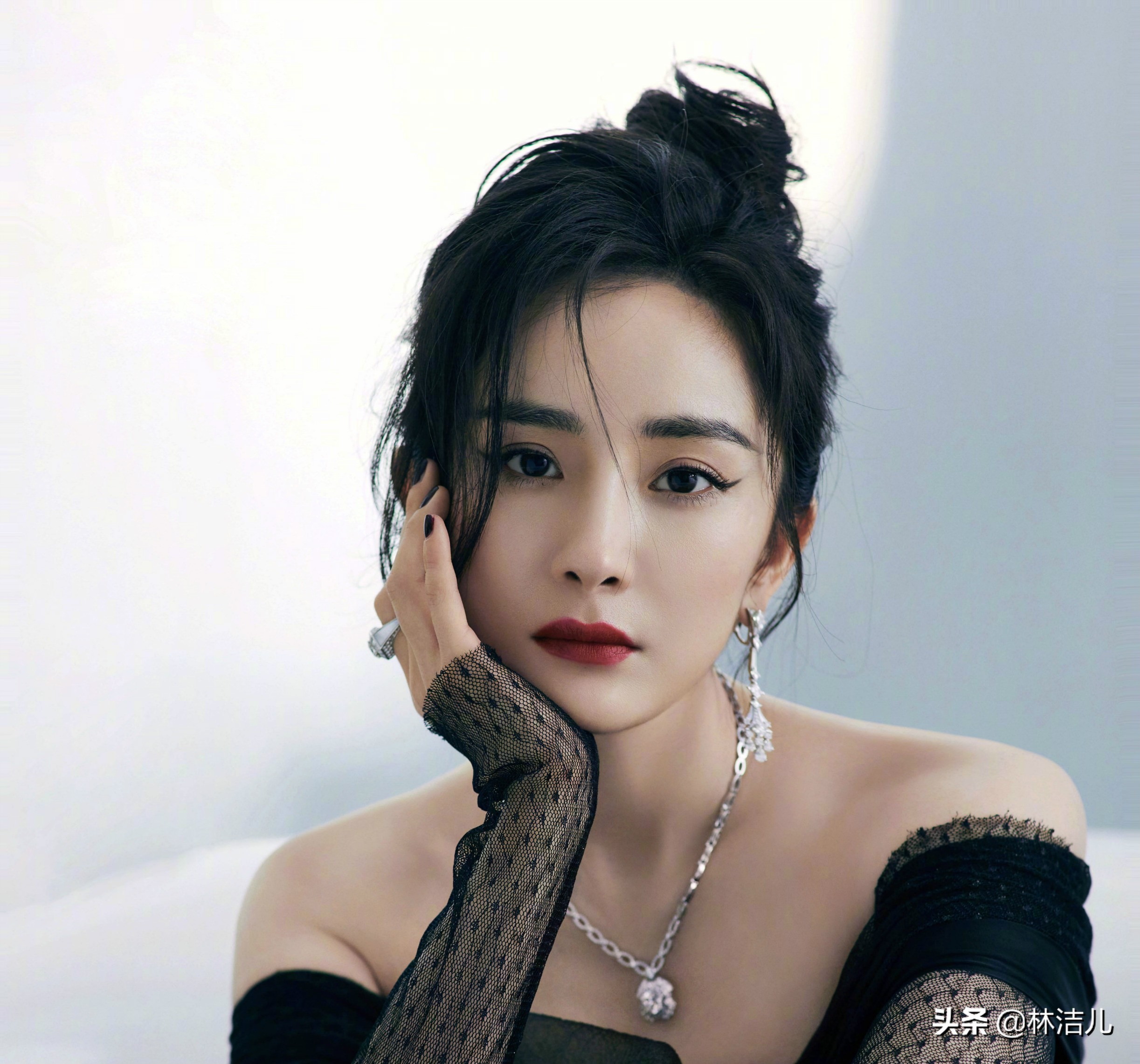 周冬雨最近的妆容教程,周冬雨肿眼泡