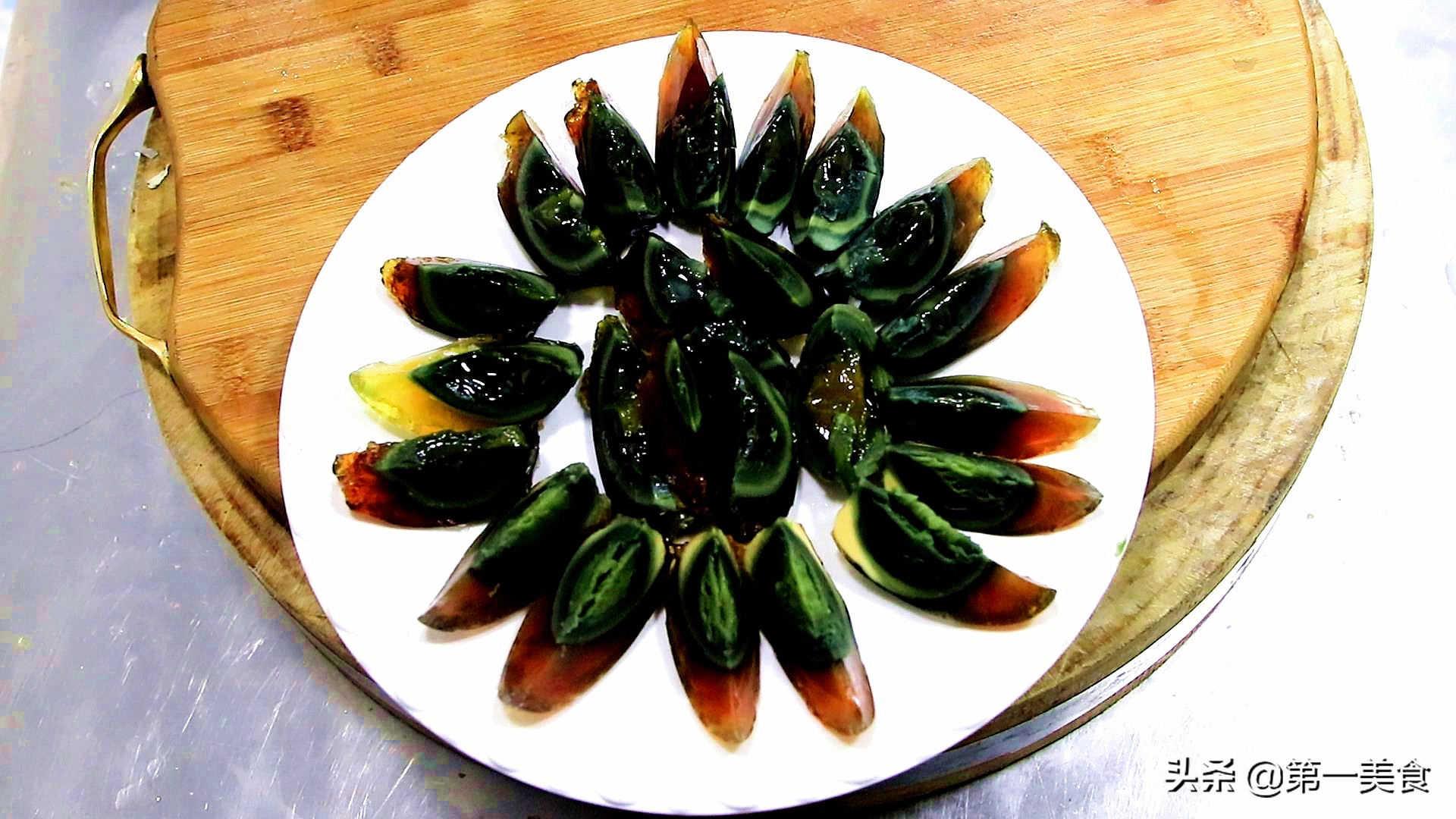 学会这凉拌技巧皮蛋滑嫩不涩,皮蛋如何不用姜拌凉菜