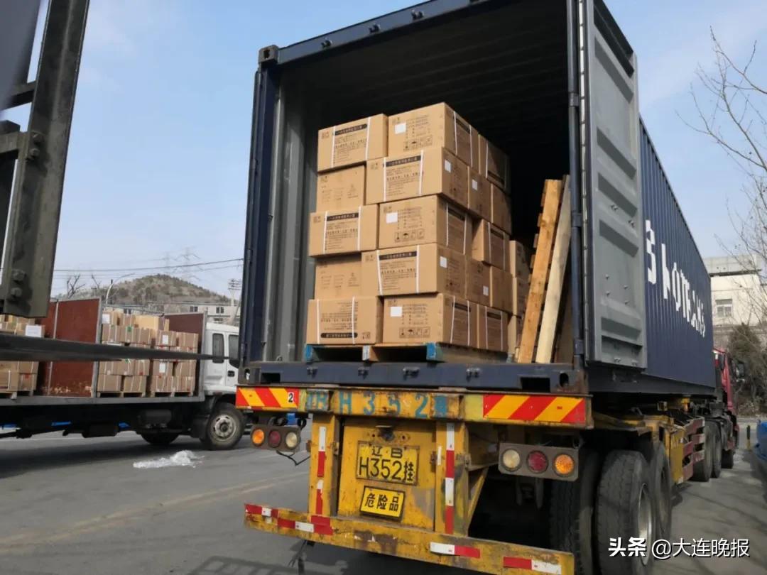 致敬大连最美守护者,大连致敬抗疫英雄图片