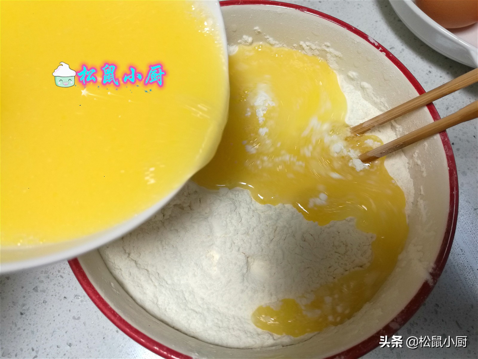 炸油条的家常做法晚上提前揉好面,过年时你吃的油条该怎么做