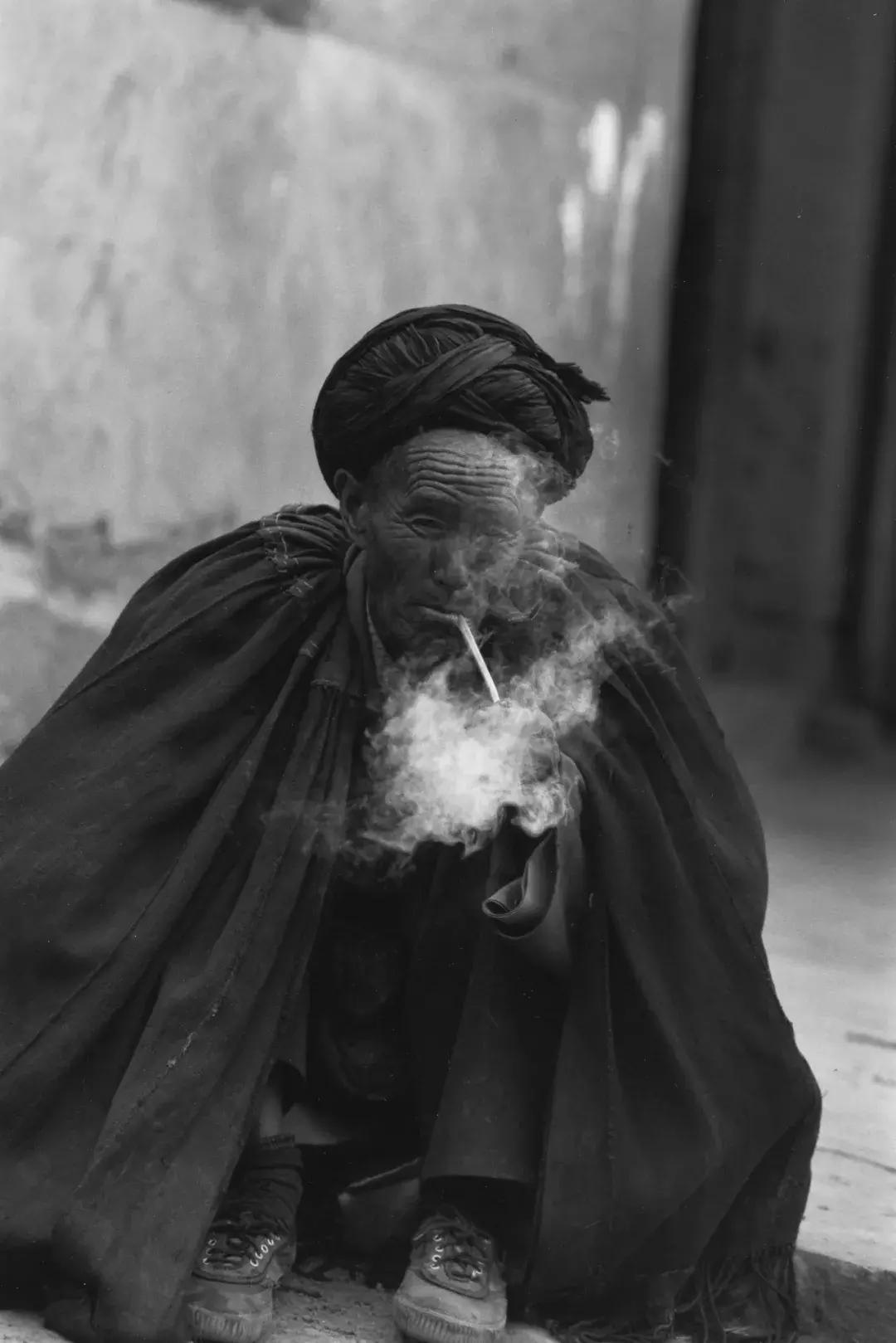 25年前，一个日本人带着天价衣服到中国，给西北人拍了一批硬照