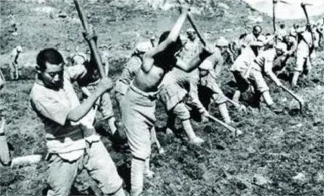 *世友许**听闻军中来了位高手，欲切磋武功，*飚耿**：你不是我的对手