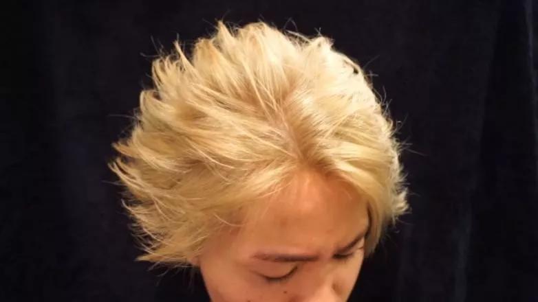 在自己脑袋上还原二次元头发的人们