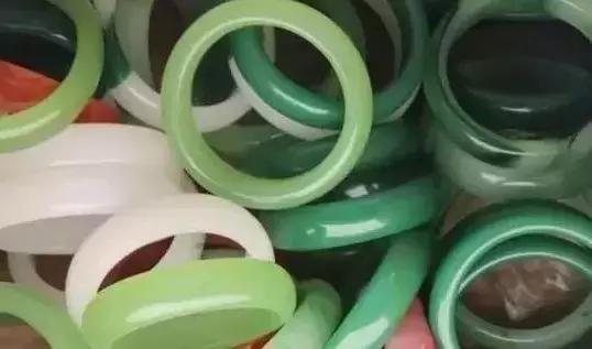 一块不起眼的石头竟然价值几个亿,一块不起眼石头拍出几个亿