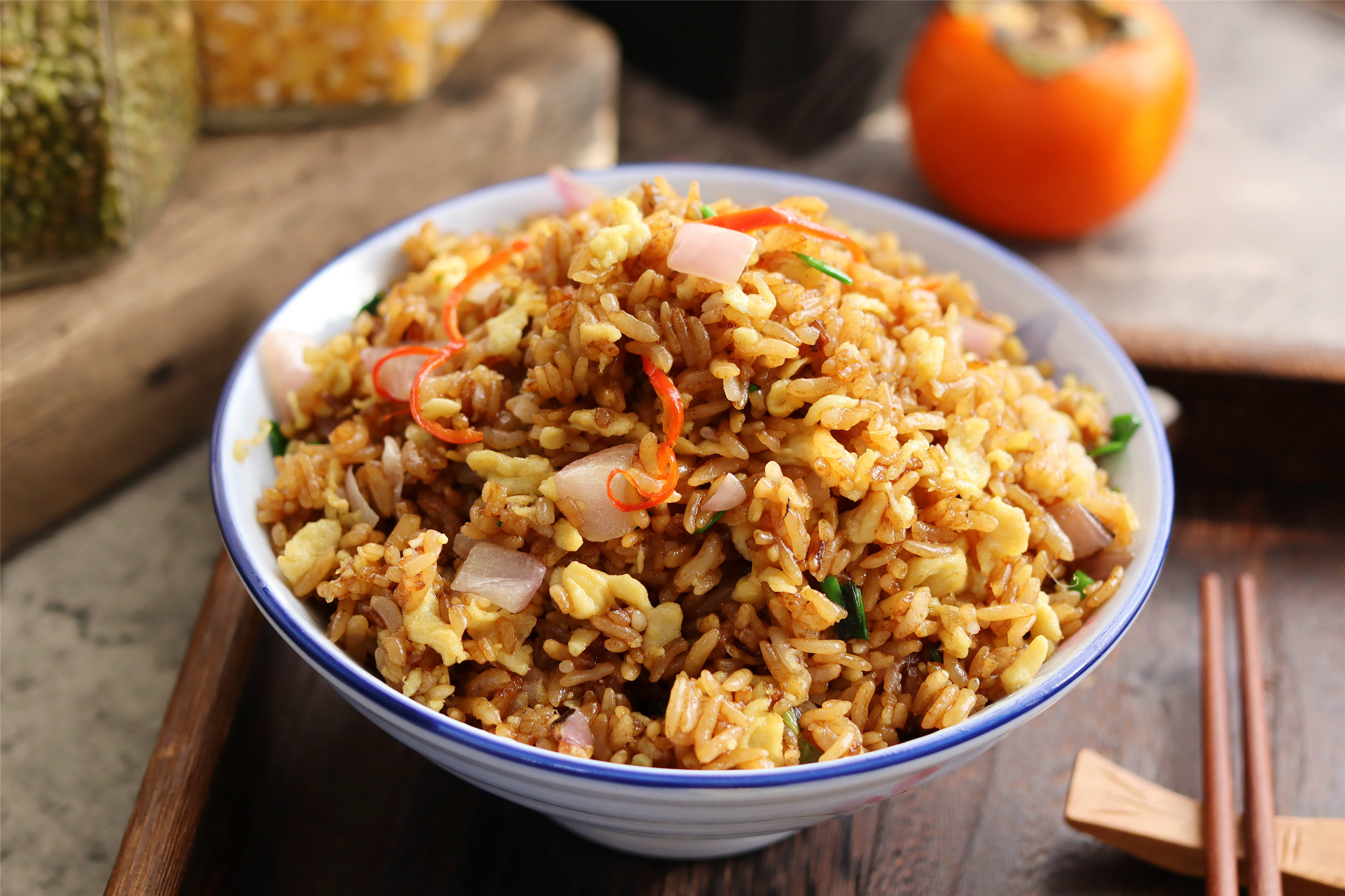 蛋炒饭怎么把老蛋炒焦脆,蛋炒饭每粒饭裹上3到4个蛋花