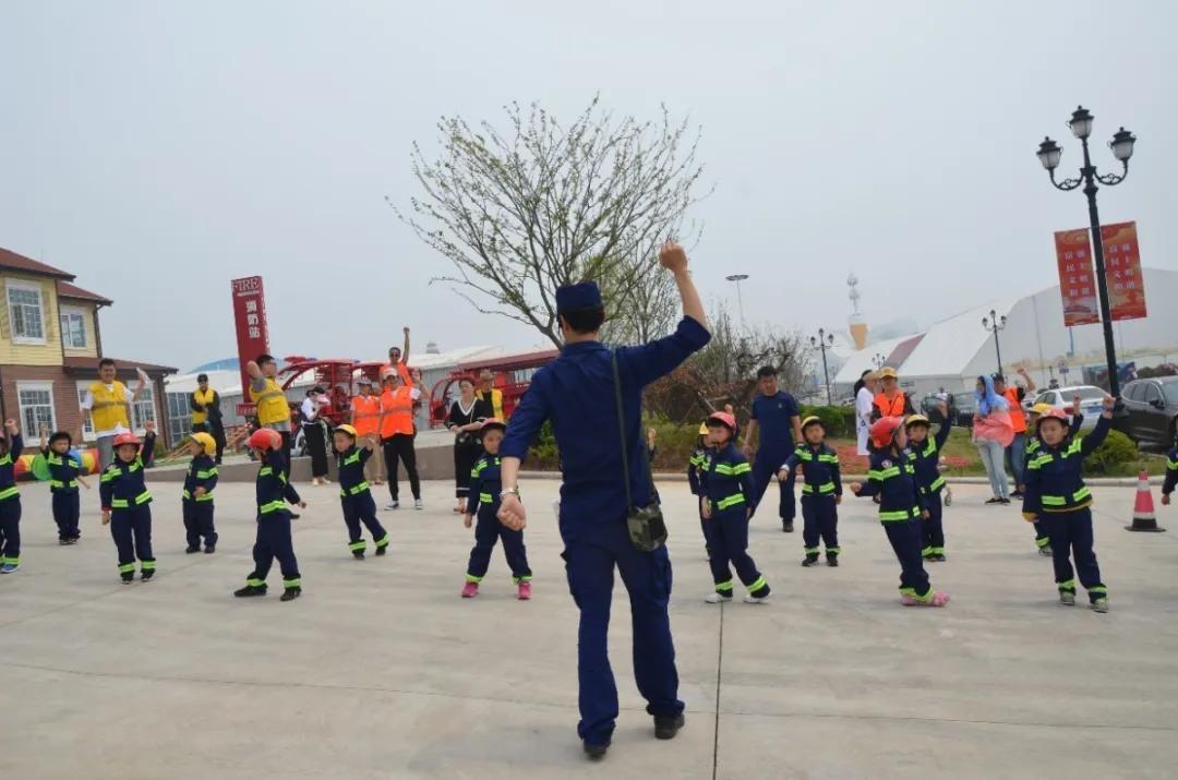 六一儿童节集市游玩活动,快乐六一伴你童行主题党日活动