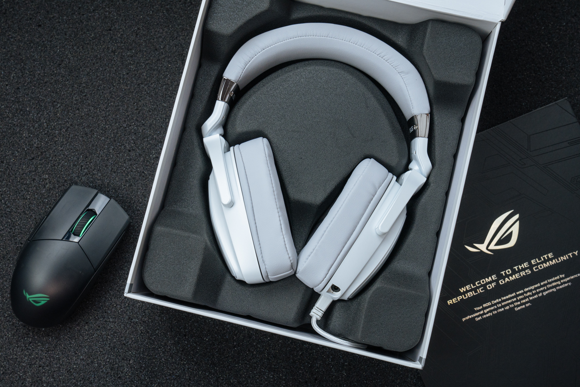 华硕rog月耀白蓝牙耳机,华硕rogdelta耳机评测