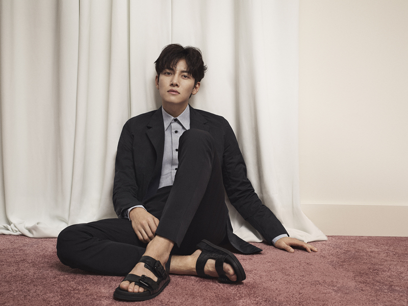 池昌旭代言CK穿凉拖出镜!这位哥真的有三十多岁?怕是冻龄了吧