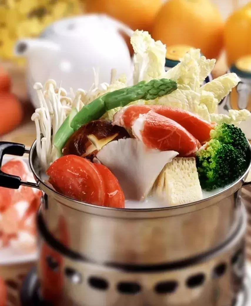 一条街上开3家旋转小火锅，为啥就他活了下来？