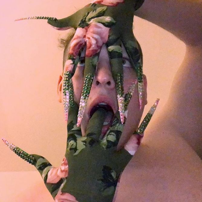 有人看见这篇文章出个可替换甲片的指甲油手套,我绝对第一个下单