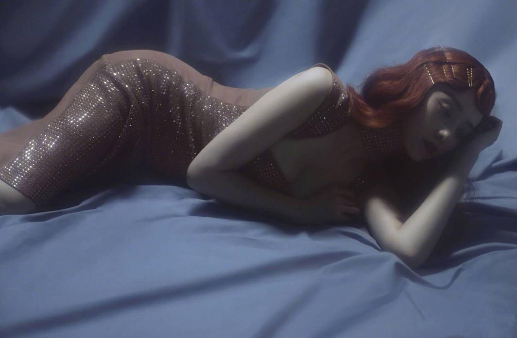 范冰冰穿深v白西装秀身材,范冰冰穿西装大背头照片