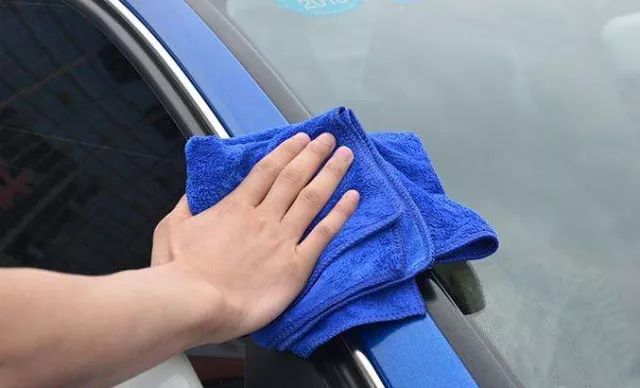 开了这么多年车，汽车内顶棚脏了，你会洗吗？赶紧跟弹个车来补课