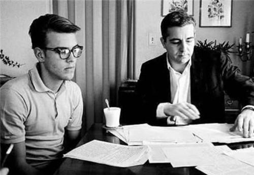 长期不睡觉有什么反应,晚上一直不睡觉对身体有什么坏处