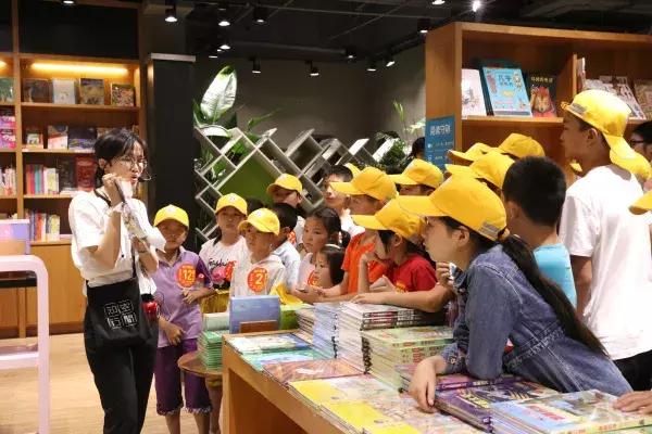 “知行瑞博”和你在一起，体验不一样的夏令营……