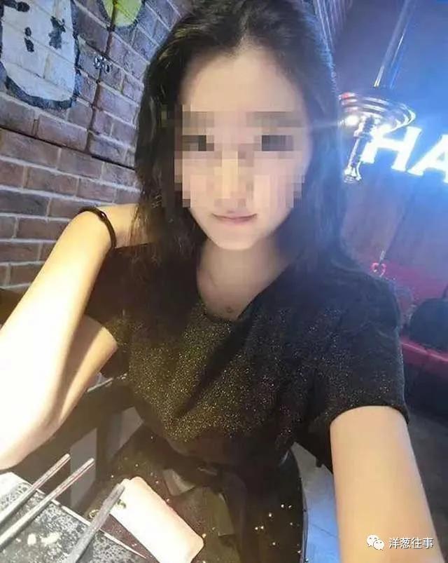 女顾客在健身房做肌肉拉伸,温州一健身房男员工帮女员工拉伸