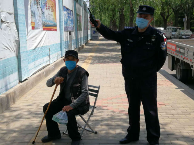 民警暖心帮助迷路老人安全回家,老人外出迷路民警驱车送回