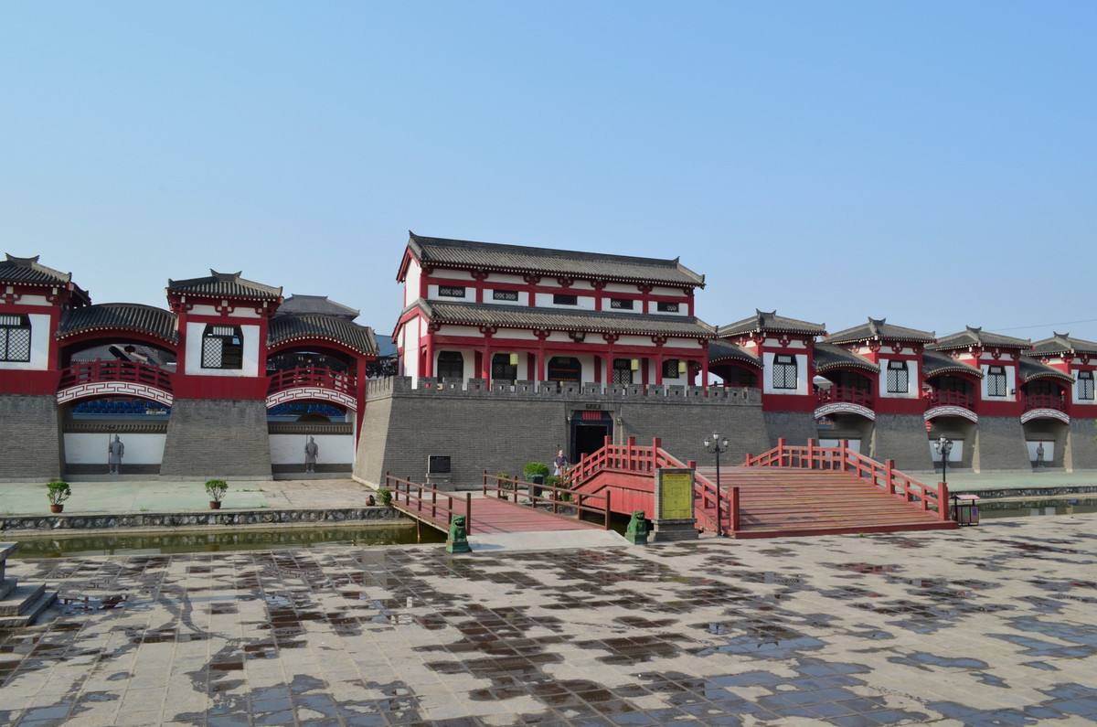 农民富豪为复原秦阿房宫殿，花了2亿元，却因违建被拆变小树林