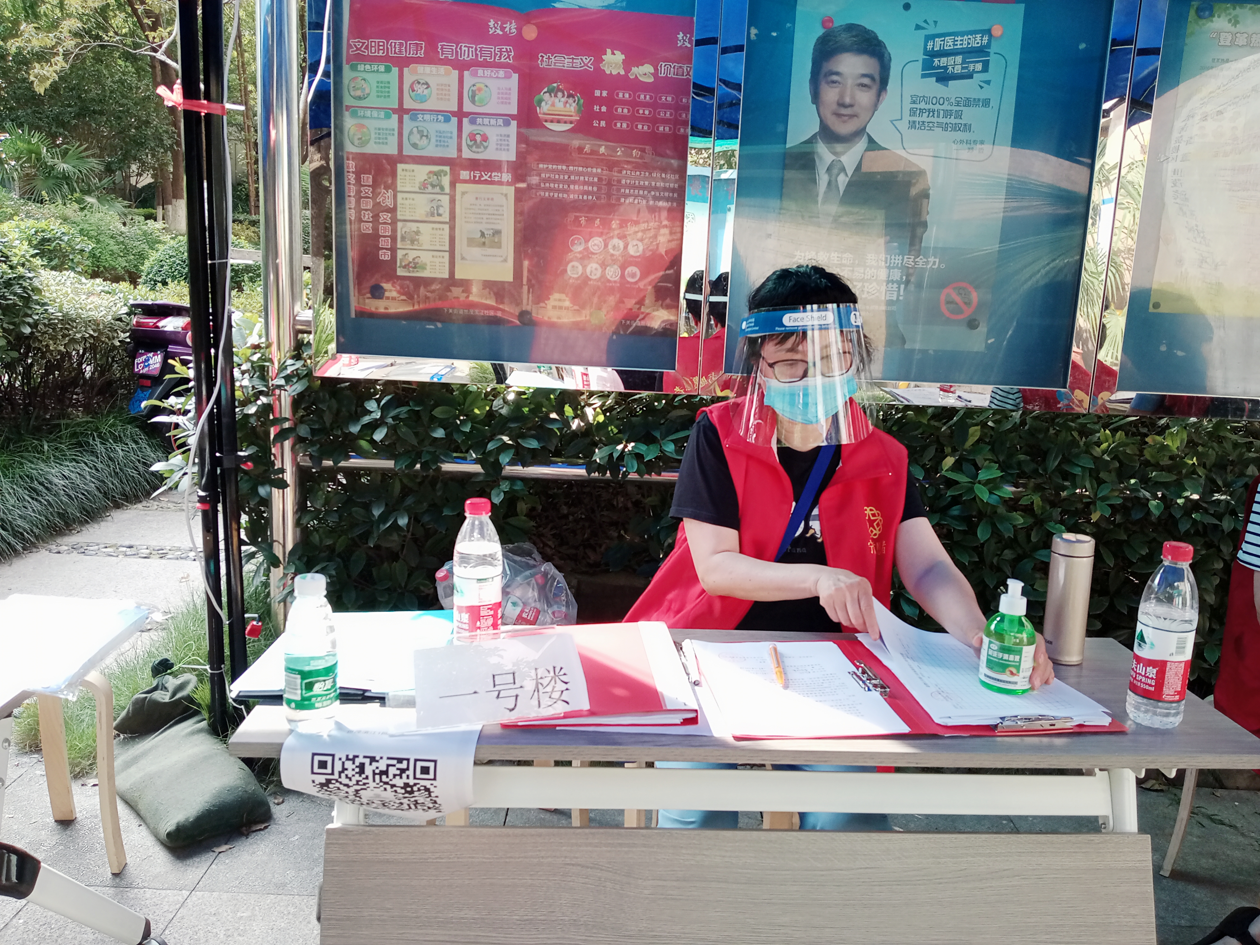 区街新闻|70多幅照片记录世茂滨江社区辖内志愿者,南京感谢你们