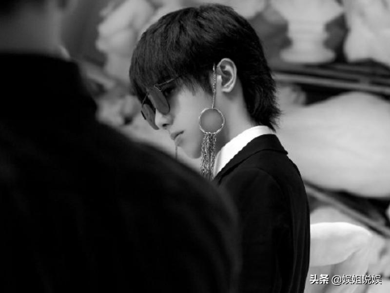 有种“整容”叫华晨宇戴眼镜,本以为变化不大,谁知帅成霸道总裁