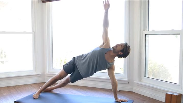 一个动作通畅腿上六条经络,双手交叉养生通经络